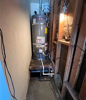 Plumber showing tablet estimate to a seated homeowner in a living room